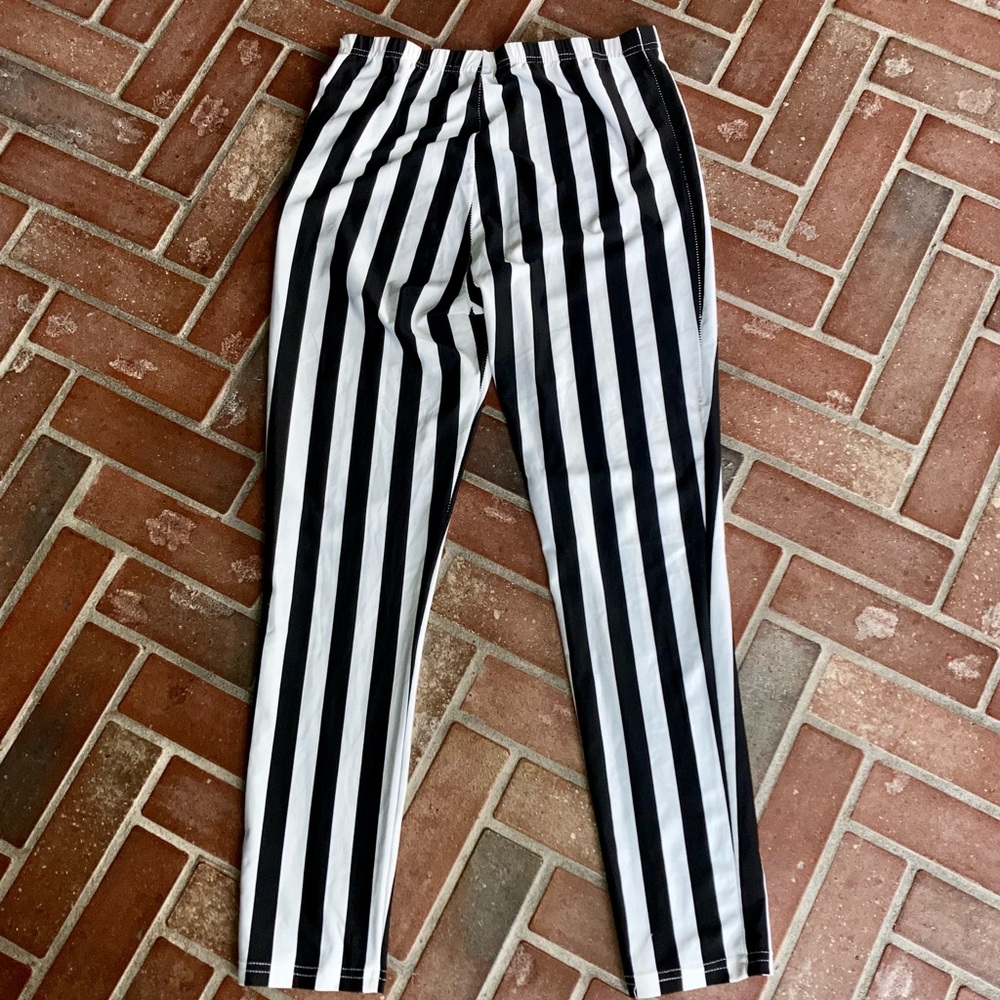 Stripped black and white leggings!